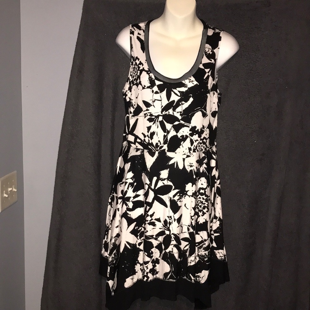 NWT  L Cupio Black & White sleeveless Dress